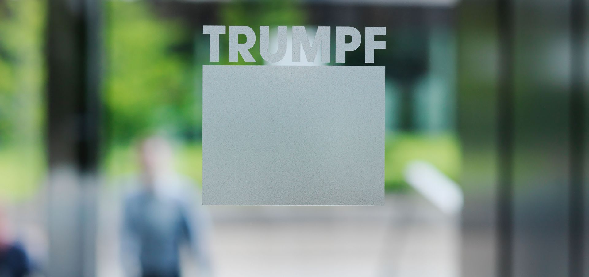 本社正面玄関にあるTRUMPFロゴ