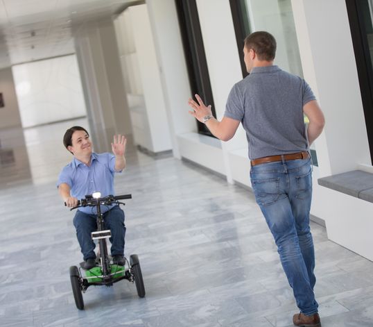 Pracownik z niepełnosprawnością na segwayu