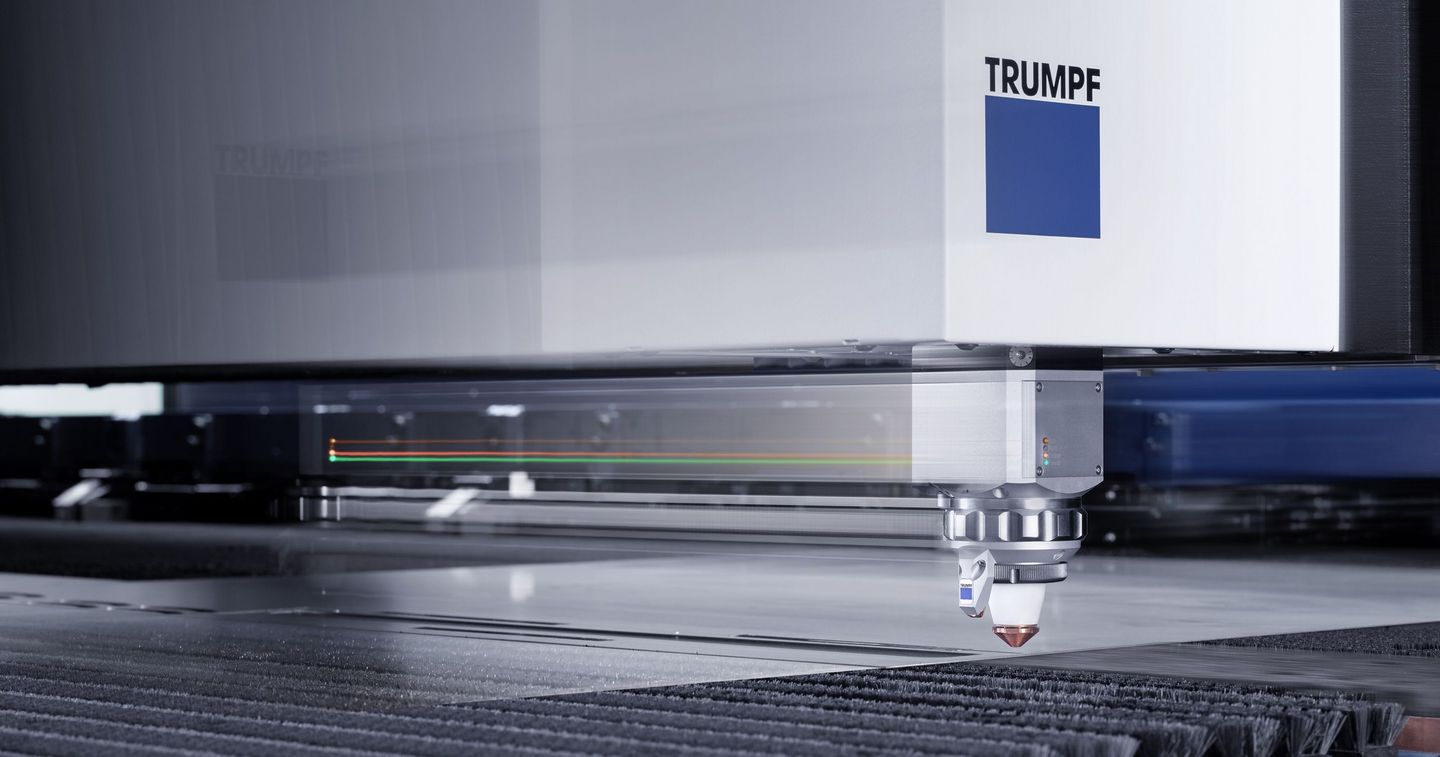 TruLaser Center 7030, Schneidkopf in Aktion
